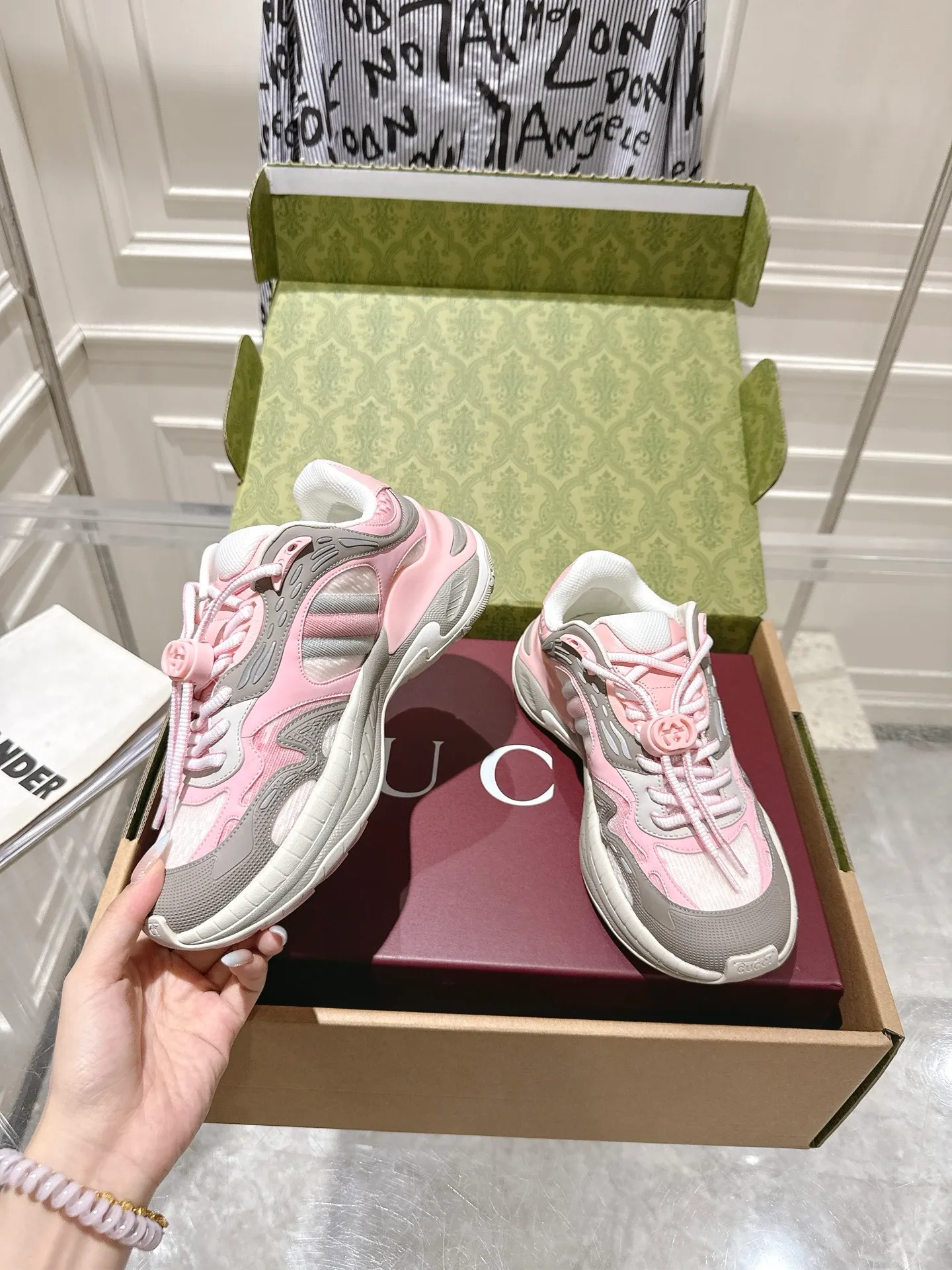 👟👟Ex-factory price 980👟👟Upgraded version with airplane case Gucci Gucci 25ss hot new style couple style retro sports shoes dad shoes This Gucci 2.0 reinterprets the brand's iconic striped webbing elements. This new interpretation of iconic details uses EVA thick soles with a smart silhouette, bringing a stable and comfortable wearing experience. Delivered in exquisite packaging. Fabric: Made of original imported cowhide/technical fabric. Inner foot pad: Breathable mesh. Heel height: 4cm. Sole: Original customized ultra-light foam rubber outsole. Size: 35-45 (women's size 40, men's size 45, custom-made, non-returnable)